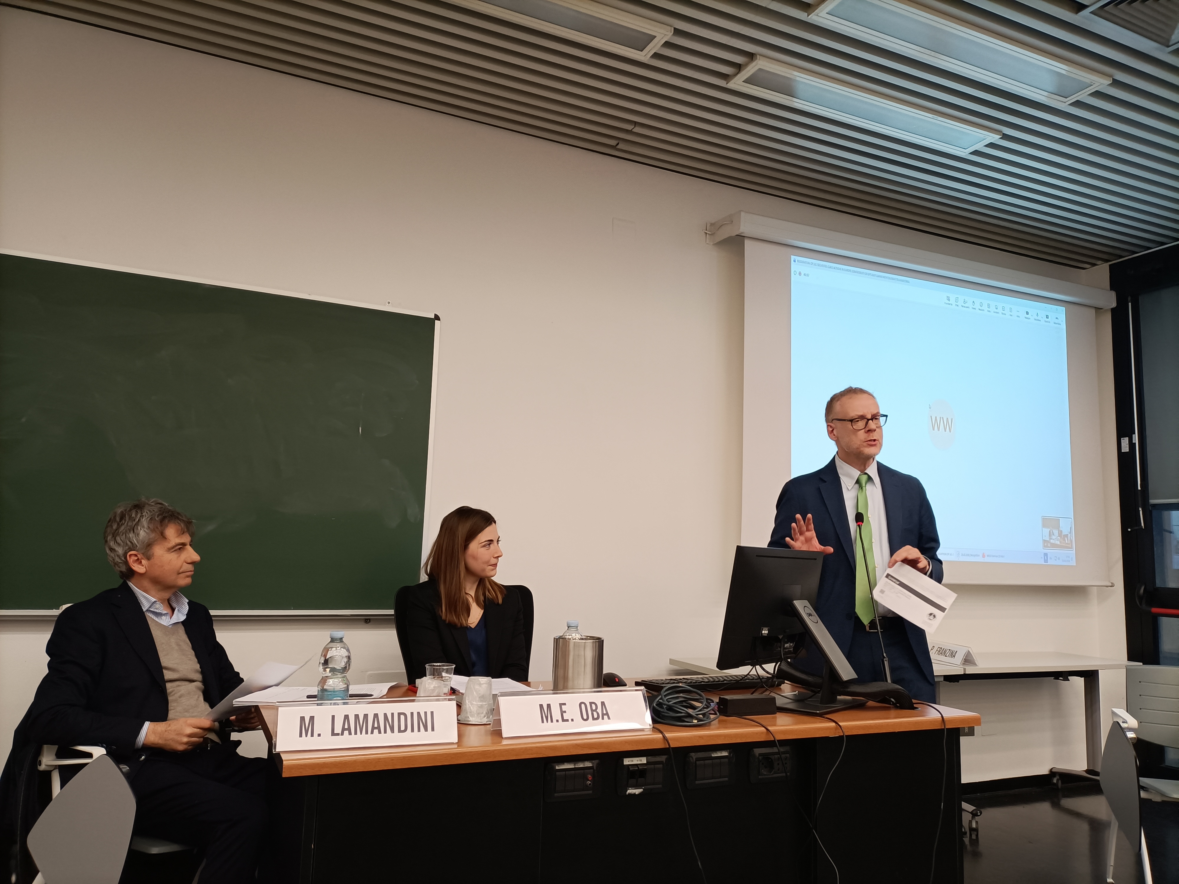 Foto della quarta edizione del MECSI. Sono presenti, da sinistra verso destra, il prof. Marco Lamandini, la dott.ssa Oba e il prof. Pietro Franzina